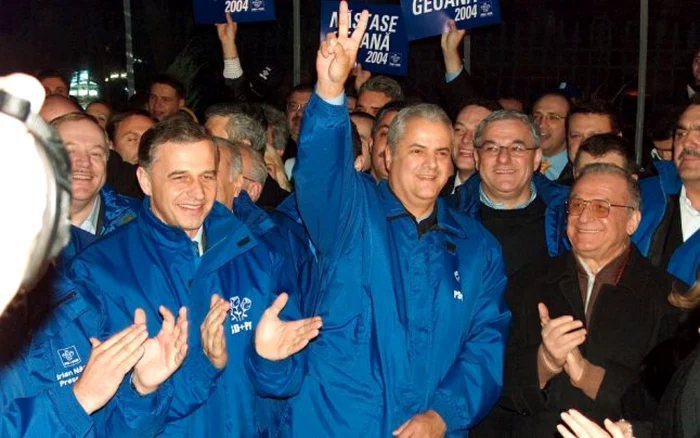 Mircea Geoană, Andrian Năstase şi Ion Iliescu, în timpul campaniei electorale din 2004