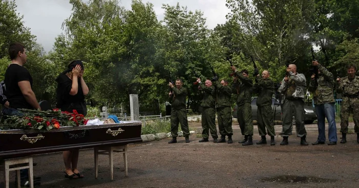 Separatişti asistând la înmormântarea unui pro-rus FOTO Reuters