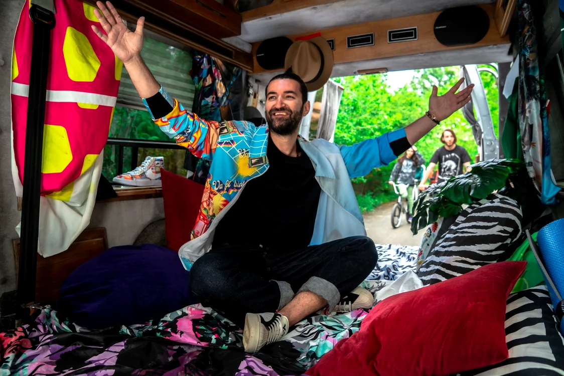 Videoclipul, filmat în apropiere de casa artistului, este optimist și colorat