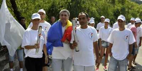 prim-vicepreşedintele PDL Mehedinţi Marius Bălu alături de mai mulţi tineri pe faleza Dunării la Orşova