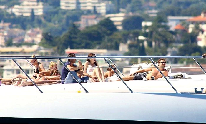 Leonardo DiCaprio s-a relaxat pe un yatch luxos încorurat de modele în bikini minusculi (WENN)