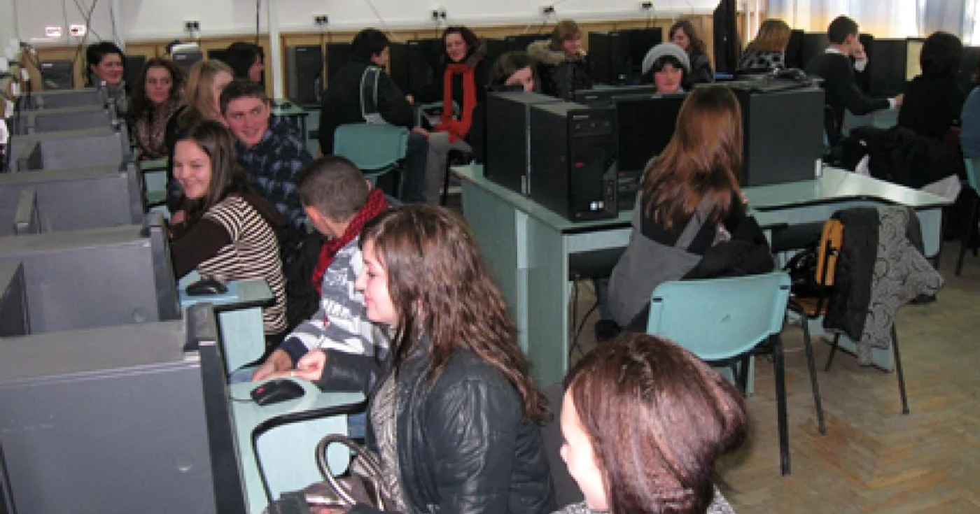 Elevii suceveni susţin simularea în laboratorul de informatică