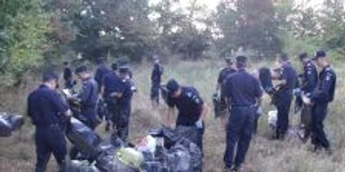 60 de jandarmi valceni au strans gunoaie de pe dealul de la intrarea in Ramnic, dinspre Dragasani