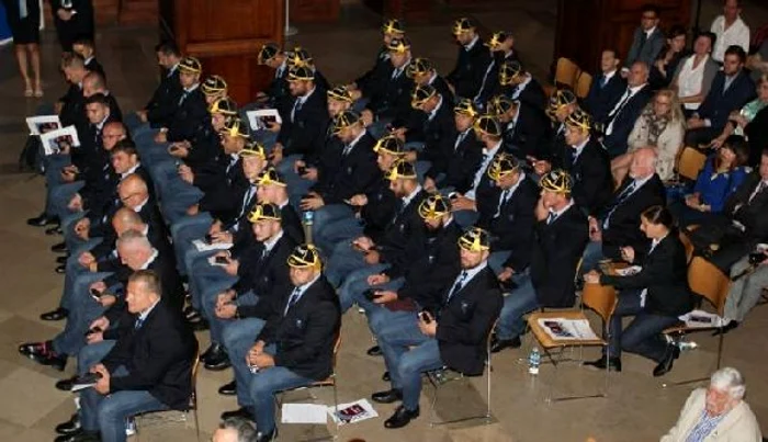 
    Jucatorii nationalei Romaniei au fost interesati si de ceremonie si de telefoanele mobileFOTO: frr.ro  