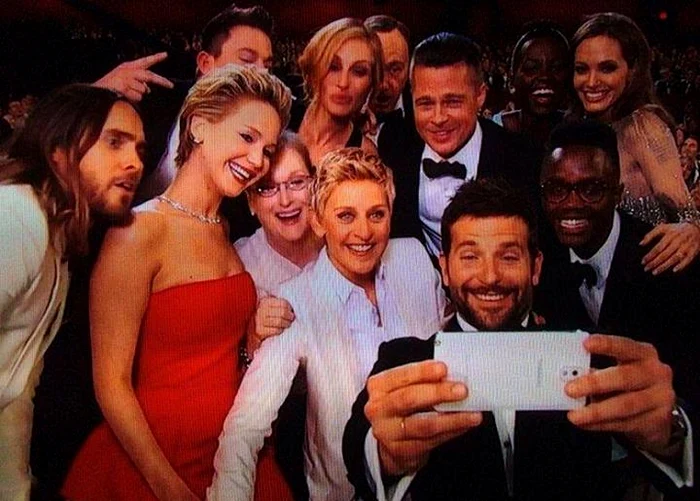 
    Ellen DeGeneres şi alte staruri (foto: Twitter)  