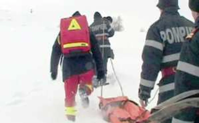 Pompierii şi ambulanţierii merg pe jos la un pacient