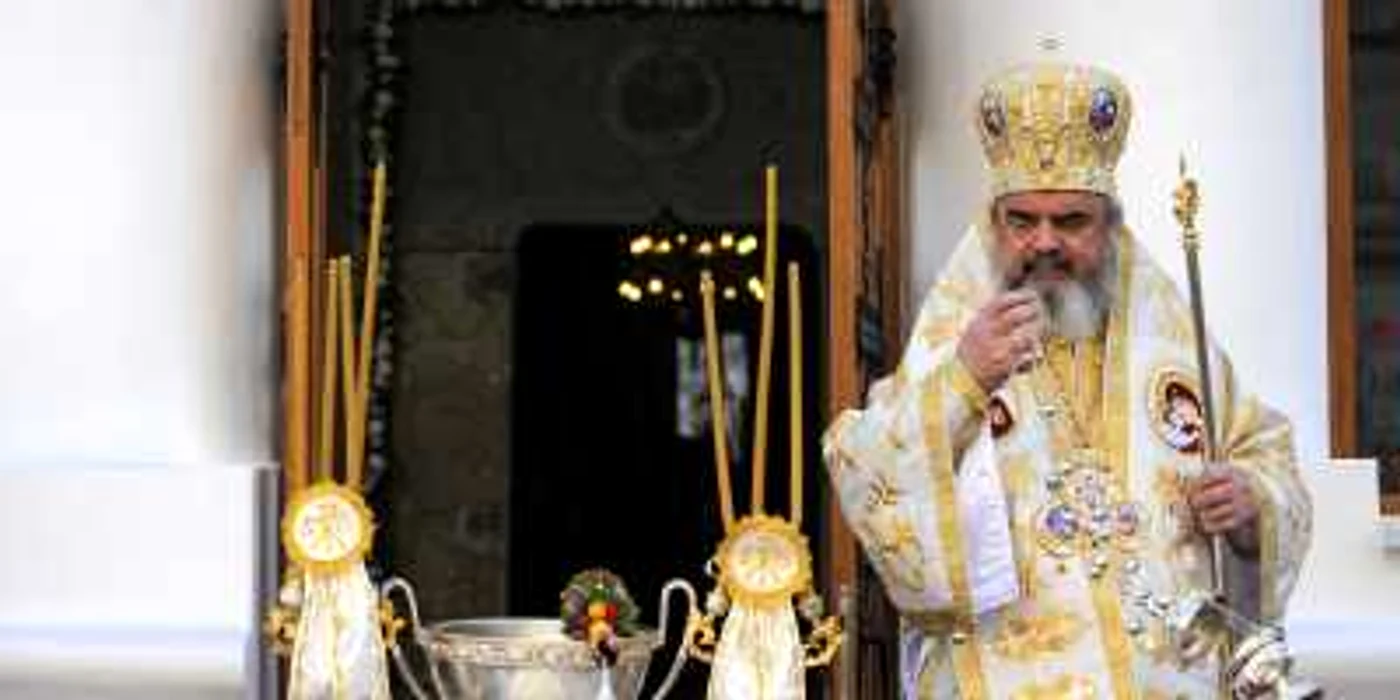 Preafericitul Daniel a acuzat momente de slăbiciune fizică în timp ce oficia slujba de sfinţire a unei biserici din Mizil FOTO: Mediafax