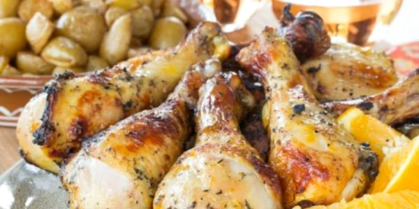 Ciocănele de pui marinate în sos de portocale