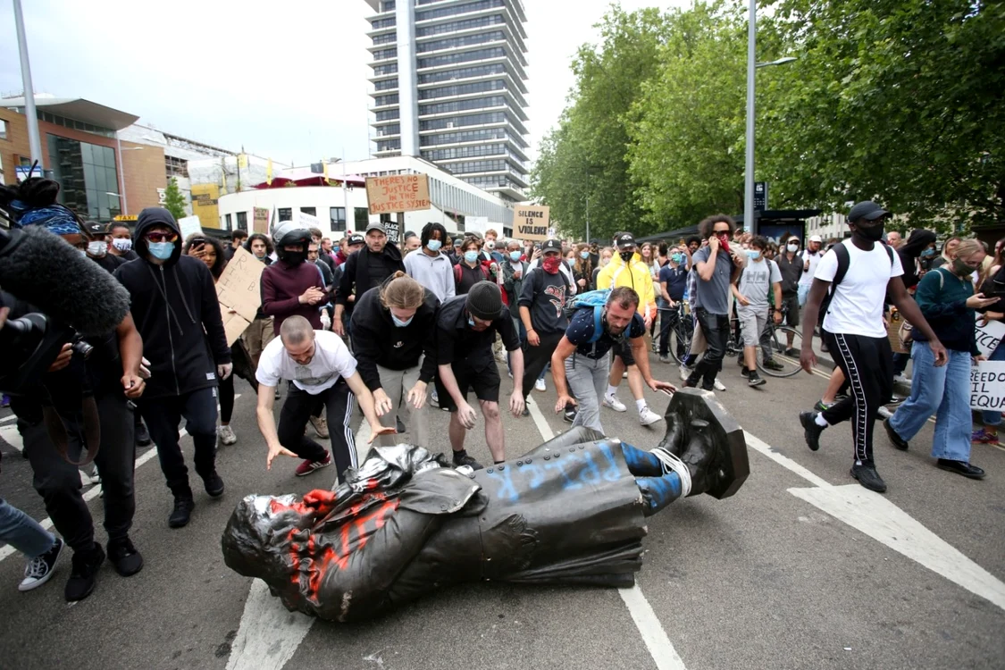Dărâmarea unei statui la Bristol FOTO arhiva Adevărul