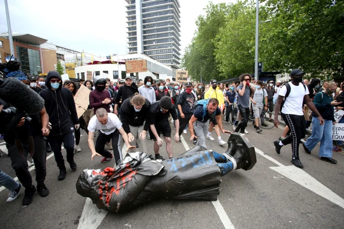 Dărâmarea unei statui la Bristol FOTO arhiva Adevărul