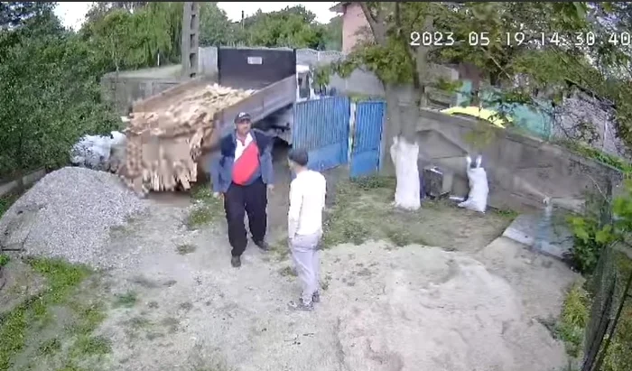 Unul dintre vânzători a încercat să-i distragă atenția cumpărătorului FOTO: captuta video