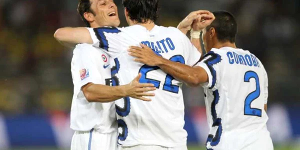 Javier Zanetti (stânga) se îmbrăţişează cu Milito după ce a înscris