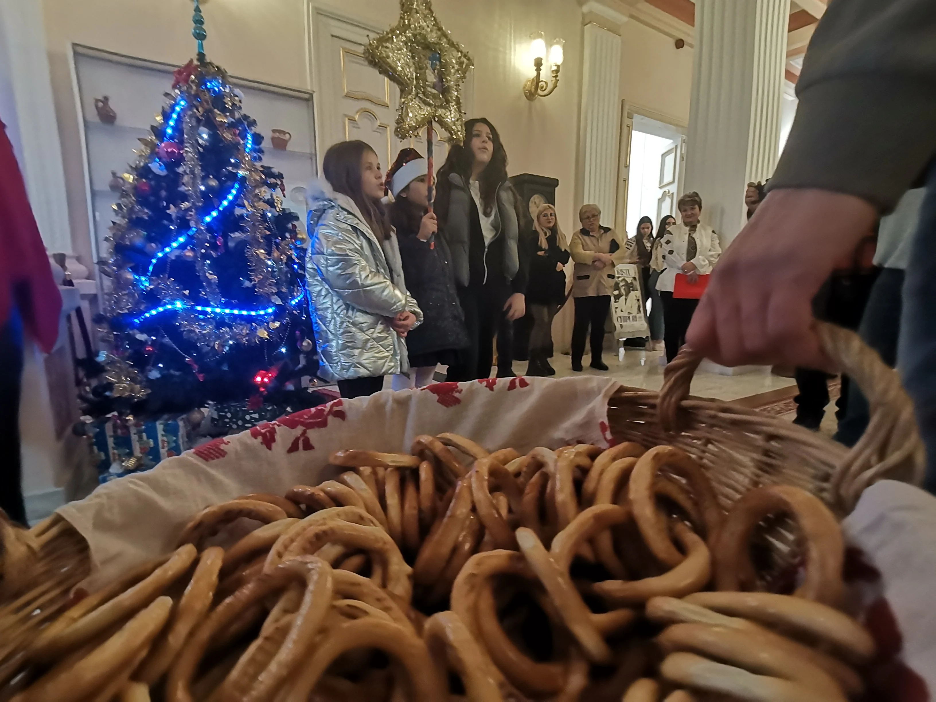 Sărbători cu gust oltenesc la muzeu. „Unii dintre copii nici nu au auzit de colindul cu Steaua”