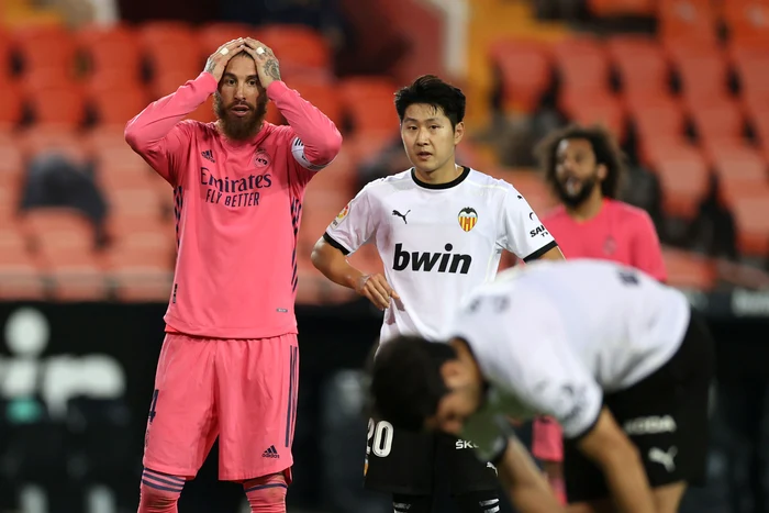 
    Căpitan al Realului din Madrid, Sergio Ramos s-a luat cu mâinile de cap... Valencia a primit un nou penalty, al treilea!Foto: Guliver / GettyImages  