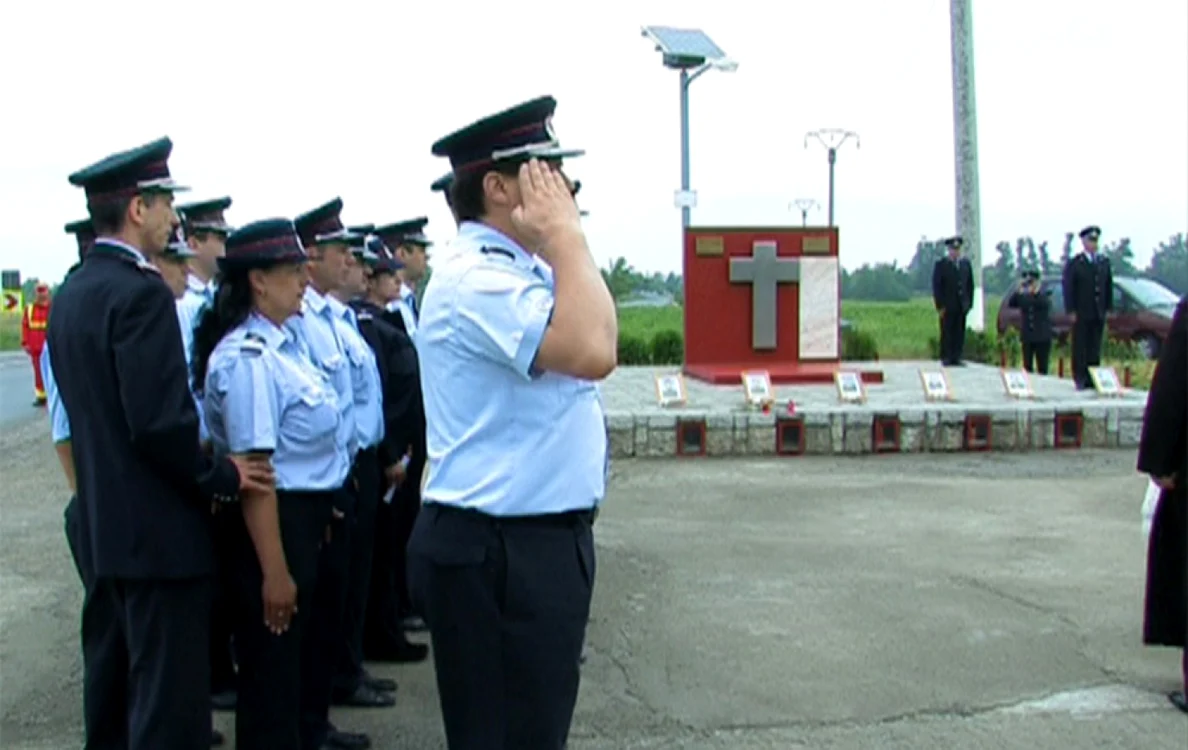 Pompierii buzoieni revin în fiecare an la monumentul ridicat în memoria militarilor ucişi la Mihăileşti