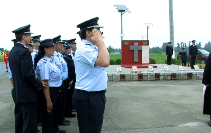 Pompierii buzoieni revin în fiecare an la monumentul ridicat în memoria militarilor ucişi la Mihăileşti