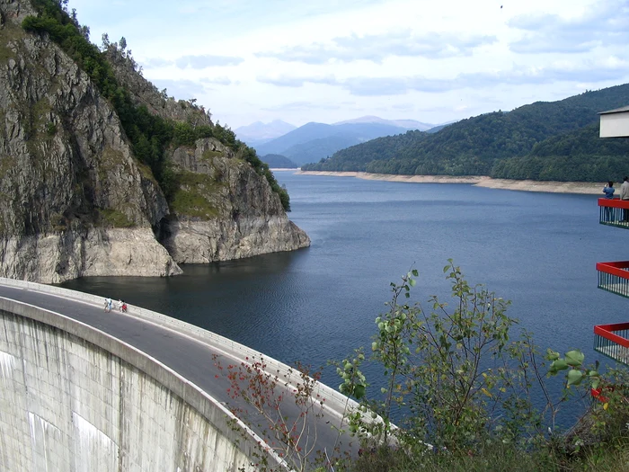 
    Cadavrului unei femei a fost pescuit din Lacul Vidraru  