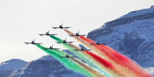 Echipa de acrobaţie aeriană Italian Frecce Tricolori evoluează înainte de startul rundei secunde a cursei masculine de slalom uriaş din cadrul Cupei Mondiale de Schi Alpin (FIS) în Alta Badia Italia FOTO EPA-EFE / Andrea Solero