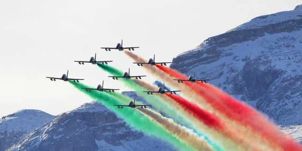 Echipa de acrobaţie aeriană Italian Frecce Tricolori evoluează înainte de startul rundei secunde a cursei masculine de slalom uriaş din cadrul Cupei Mondiale de Schi Alpin (FIS) în Alta Badia Italia FOTO EPA-EFE / Andrea Solero