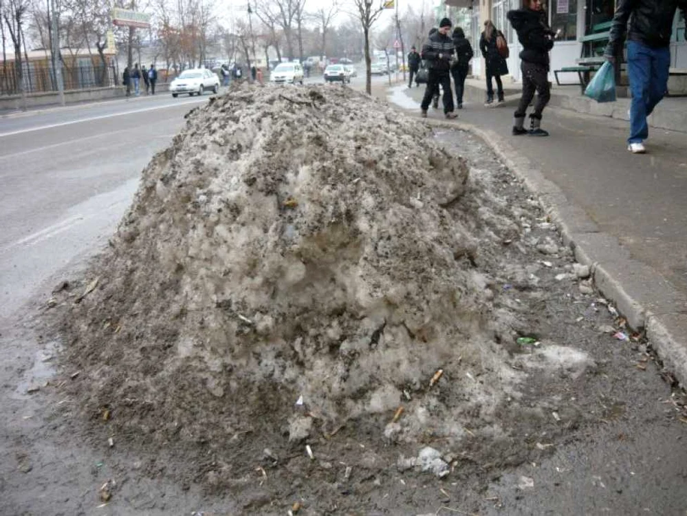 Grămezi de zăpadă, pe marginea drumului
