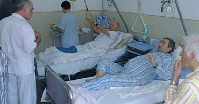 Râmnicu Vâlcea: Poliţistul călcat cu maşina, uşă în uşă la spital cu şoferul agresor