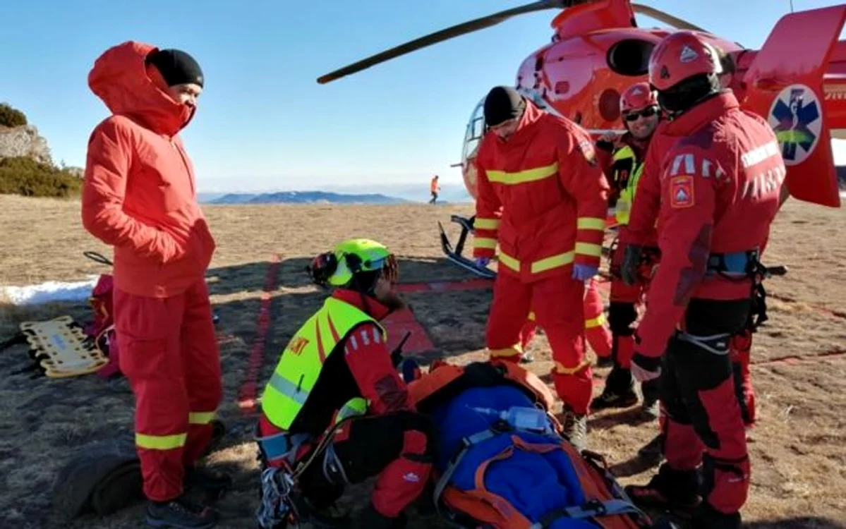 
    Salvamontiştii din Neamţ nu au putut să coboare un turist în greutate de 130 de kg din Masivul CeahlăuFoto: Salvamont Neamț  