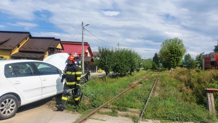 Maşină lovită de tren după ce şoferiţa, în  vârstă de 63 de ani, a ignorat toate semnalizările. Cum a scăpat teafără