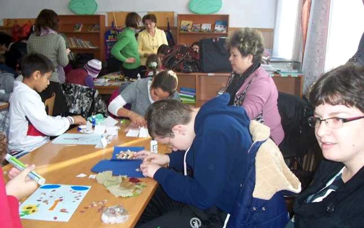 Copiii desenând 