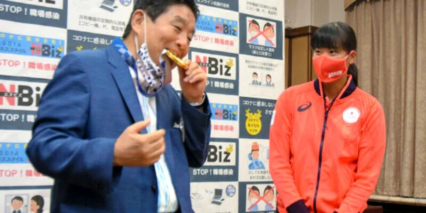 Un primar din Japonia a devenit ţinta criticilor după ce a muşcat dintr-o medalie de aur foto Getty images 