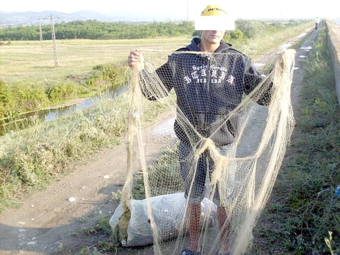 Braconierii prinşi la treabă au rămas fără uneltele de pescuit deloc ieftine