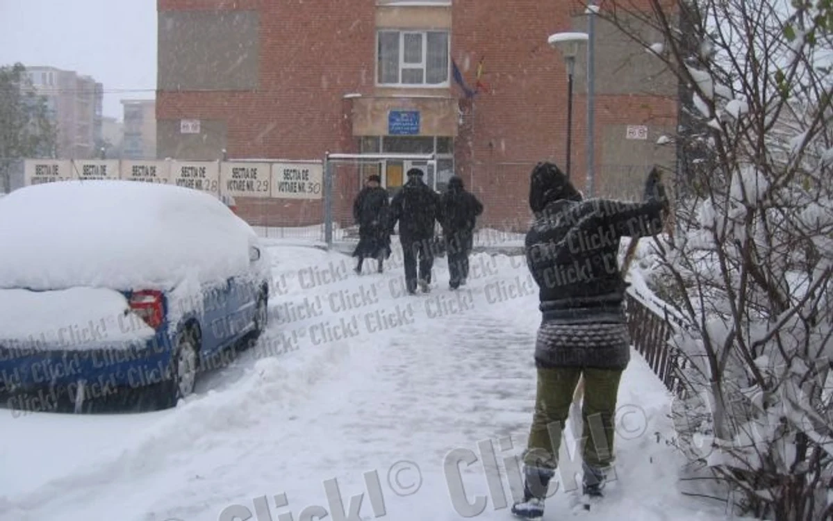 Iarna în România, coşmarul şoferilor, bucuria copiilor.