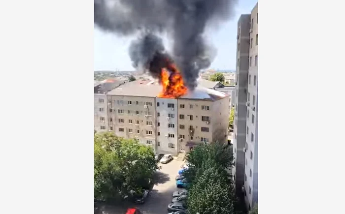 Incendiul se manifestă violent. FOTO captură video Newsflux