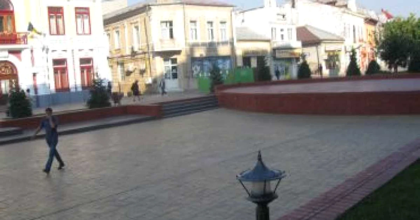 Târgu-Jiu: Un tânăr a mâzgălit amfiteatrul din centrul civic cu o cretă