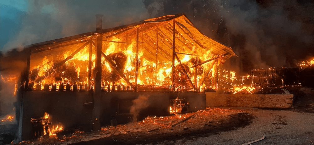 Incendiu catastrofal la Mănăstirea Bistriţa. Pompierii din Neamţ au stins flăcările după 18 ore