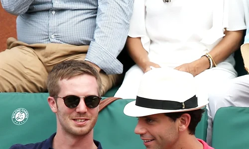 J Mika et son compagnon dans les tribunes lors de la finale homme des Internationaux de Tennis de Roland Garros à Paris jpeg
