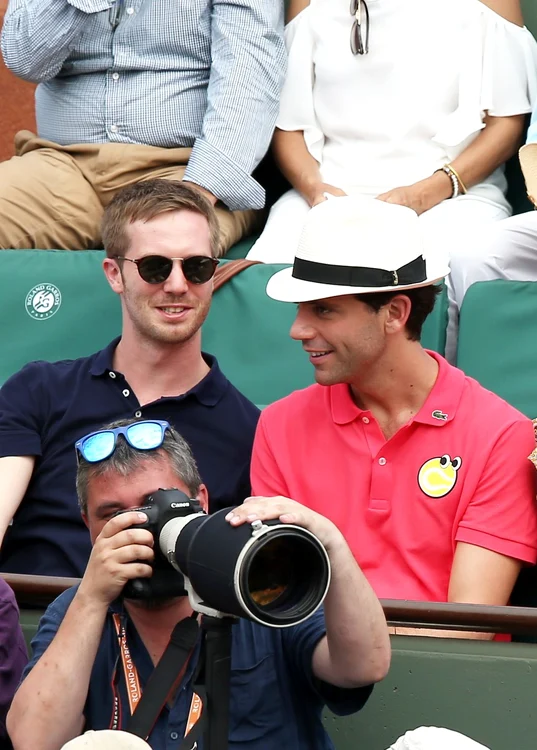 J   Mika et son compagnon dans les tribunes lors de la finale homme des Internationaux de Tennis de Roland Garros à Paris jpeg