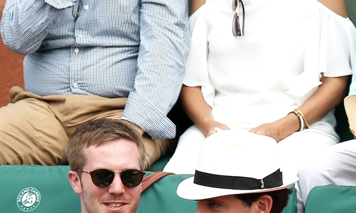 J   Mika et son compagnon dans les tribunes lors de la finale homme des Internationaux de Tennis de Roland Garros à Paris jpeg