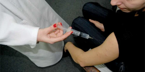 Una dintre persoanele vaccinate împotriva gripei