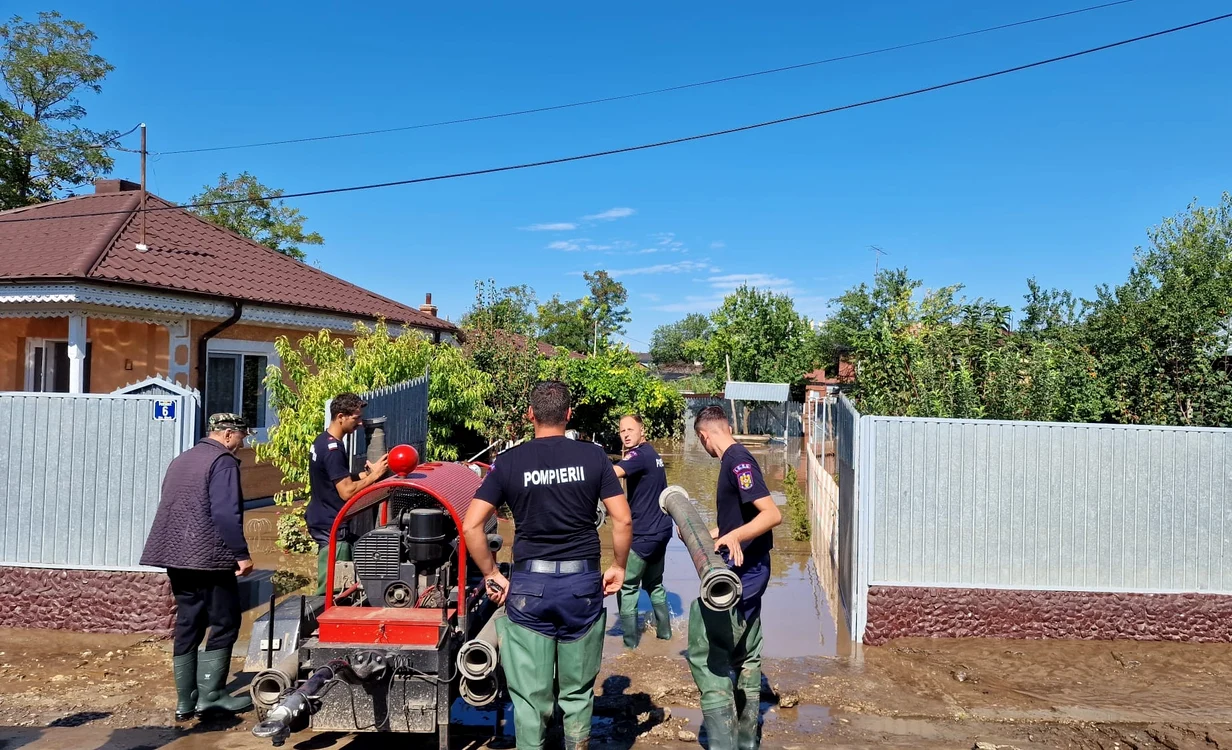 Pompierii evacuează apă din gospodării FOTO: ISU