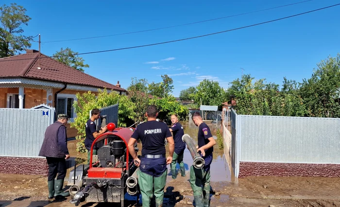 Pompierii evacuează apă din gospodării FOTO: ISU