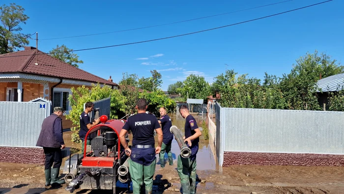 În locurile unde ele au fost inundate apa este nepotabilă. FOTO ISU Galați