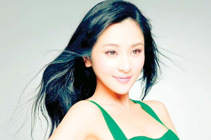 Secvenţă din filmul “Don Hemingway”,  unde Mădălina apare în toată splendoarea (Fotografii: “dom hemingway”/nick wall/thisisantonia.com/moja by antonia/reuters)