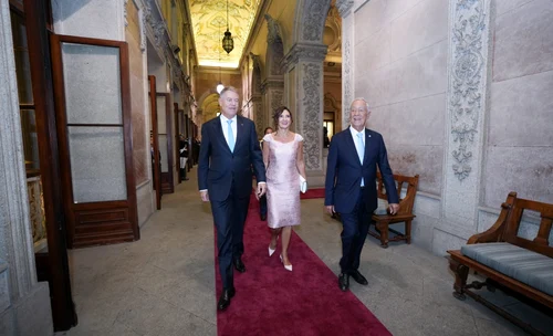 Carmen Iohannis, la Reuniunea aniversară a Grupului Arraiolos, în ținuta semnată Andreea Tincu. FOTO: Facebook