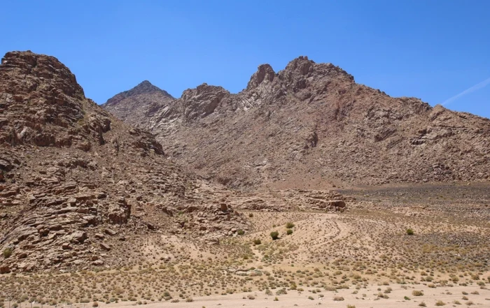Muntele Jabal Maqla din Arabia Saudită ar fi adevăratul Munte Sinai unde Moise a primit cele 10 Porunci FOTO via The Sun