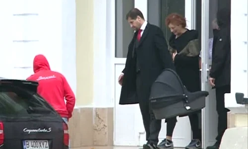 Ioana Băsescu şi bebeluşul au fost preluaţi de la spital de soţul său, Radu Pricopie jpeg