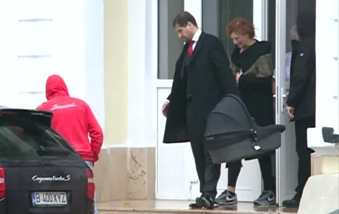 Ioana Băsescu şi bebeluşul au fost preluaţi de la spital de soţul său, Radu PricopieFoto: Captură România TV