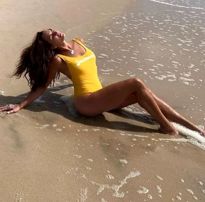 Brooke Shields s-a pozat într-un costum de baie galben (Foto: Instagram)