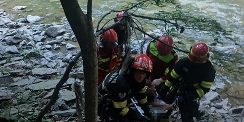 interventie pompieri cazut in prapastie   foto isu hunedoara jpg