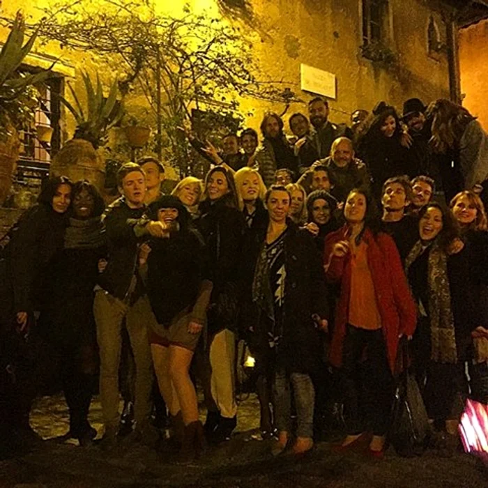 Mădălina Ghenea, alături de colegii de la cursurile de actorie