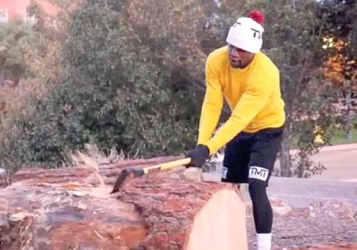 Mayweather e un campion şi la tăiat copaci